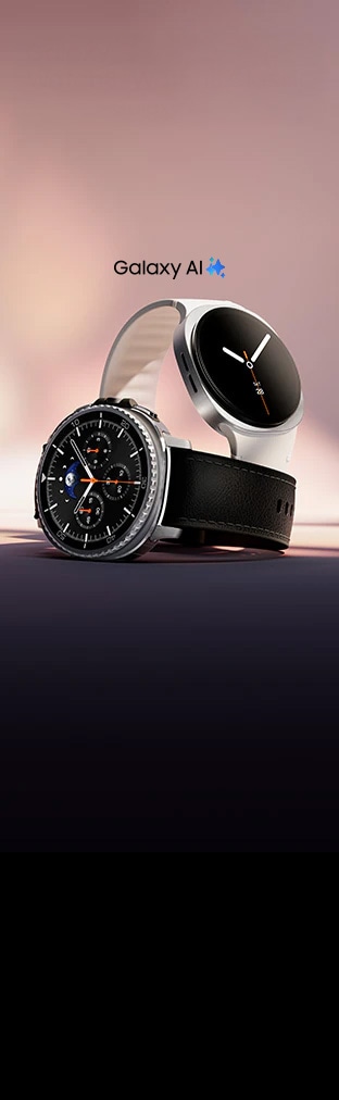 Galaxy Watch8 Classic พร้อมสายนาฬิกาไฮบริดสี Black ที่วางแบบตะแคงข้างอยู่ มี Galaxy Watch8 ใส่เข้ากับสายสายนาฬิกาแบบสปอร์ตสี White ที่วางตั้งขึ้นและซ้อนอยู่ด้านหลังของ Galaxy Watch8 Classic เล็กน้อย มีข้อความ Galaxy Watch8 Galaxy Watch8 Classic Galaxy AI และไอคอน