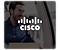 ชายในรถไฟมองออกไปข้างนอกขณะถือสมาร์ทโฟน วางซ้อนสีเข้มและโลโก้ Cisco สีขาวไว้เหนือรูปภาพ