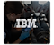 หน่วยแพทย์หญิงนั่งลงข้างผู้ป่วยโดยใช้สมาร์ทโฟน Samsung โลโก้ IBM ซ้อนทับสีเข้มและสีขาวอยู่เหนือรูปภาพ
