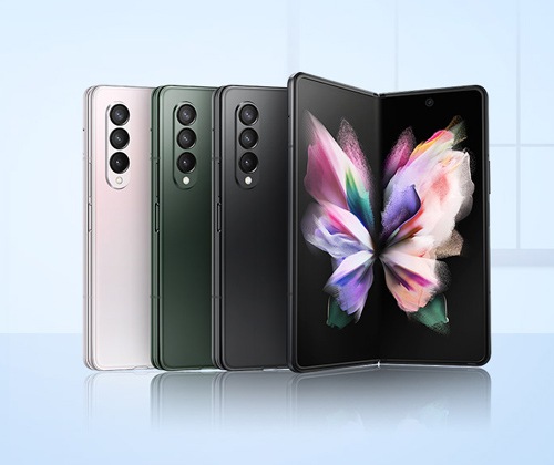 Galaxy Fold3 สีเงินที่เปิดอยู่นั้นถูกวางตั้งตรงโดยมีรุ่นพับวางไว้ด้านหลังซึ่งแสดงกล้องด้านหลัง