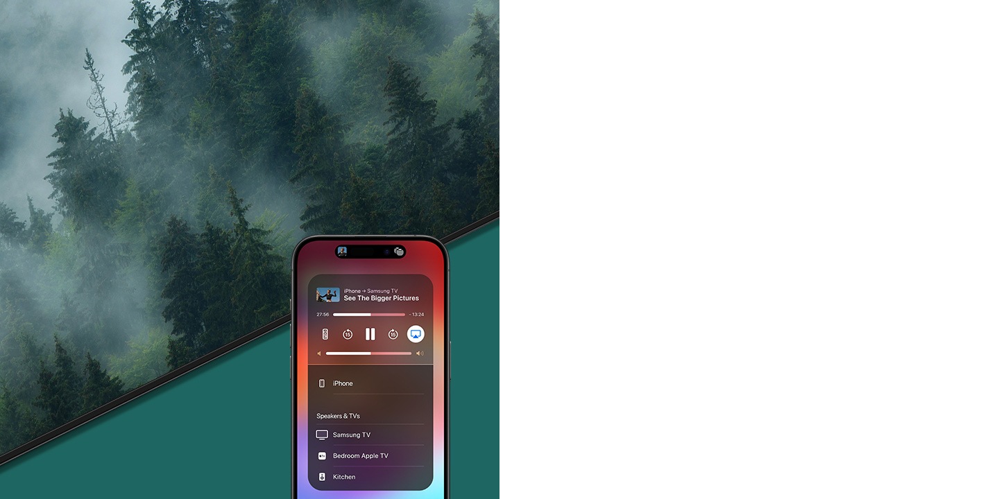 Samsung TV เครื่องหนึ่งกำลังแสดงภาพป่า ในหน้าจอของ iPhone ที่อยู่ใกล้เคียง มีเครื่องหมายถูกปรากฏอยู่ข้างข้อความ 'Samsung TV' เพื่อสื่อว่าอุปกรณ์นั้นทำการจับคู่ด้วย AirPlay สำเร็จ จากนั้น หน้าจอทีวีแสดงวิดีโอเด็กผู้หญิงเต้นที่สตรีมจาก iPhone