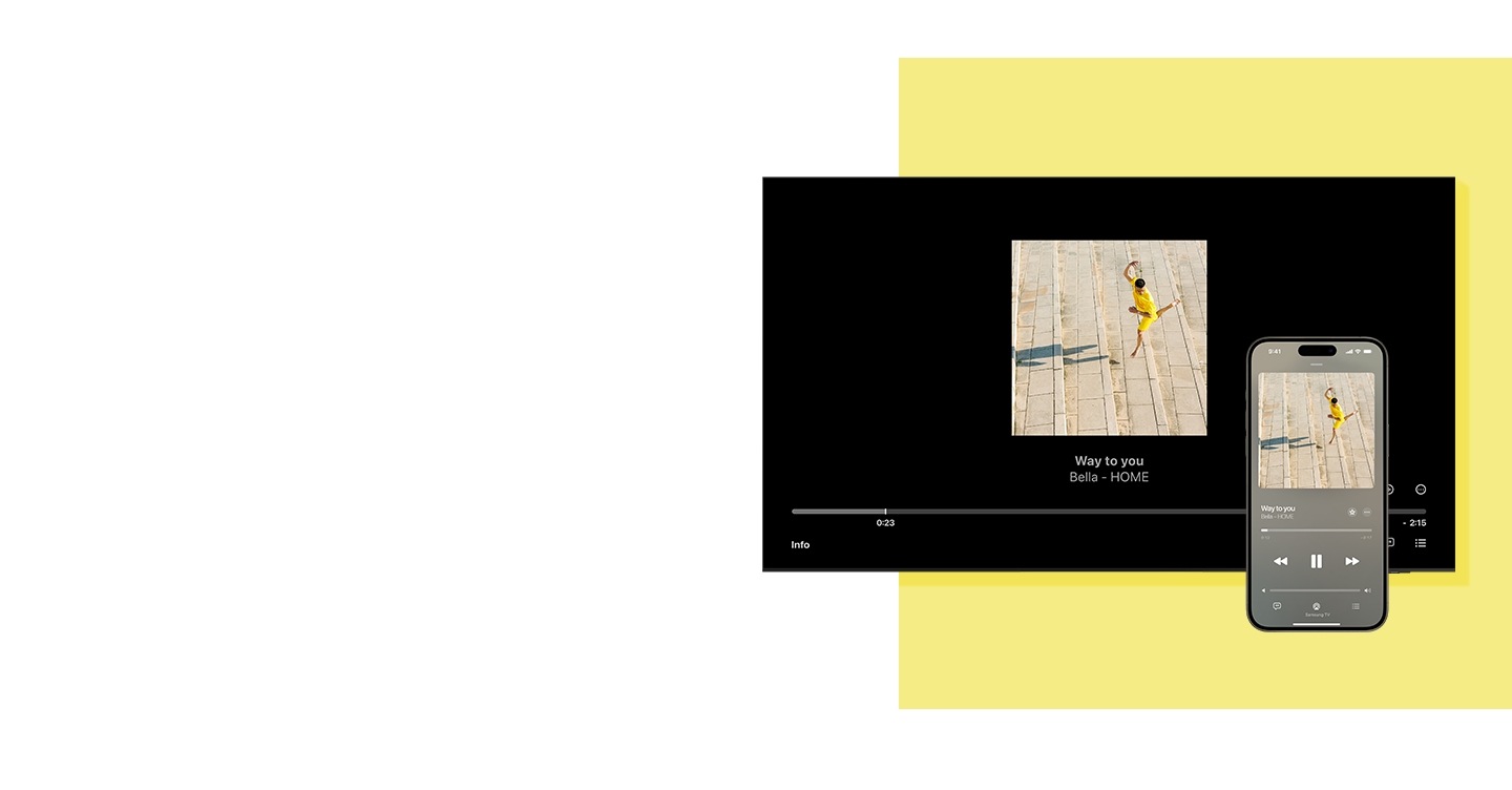 เพลงกำลังเล่นอยู่ใน iPhone เครื่องหนึ่ง เพลงนั้นถูกคัดลอกหน้าจอให้ไปเล่นอยู่ใน Samsung Smart TV ผ่าน Airplay