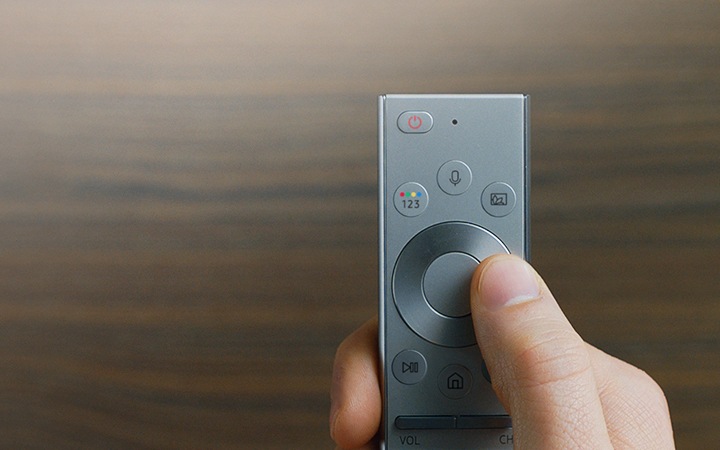 รูปทรงของ One Remote Control ที่มีหัวแม่มือกดปุ่มของรีโมทอยู่.