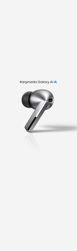 Gümüş renkli Galaxy Buds3 Pro kulaklık teki. Galaxy AI simgesinin yer aldığı “Karşınızda Galaxy AI” yazısı görünüyor.