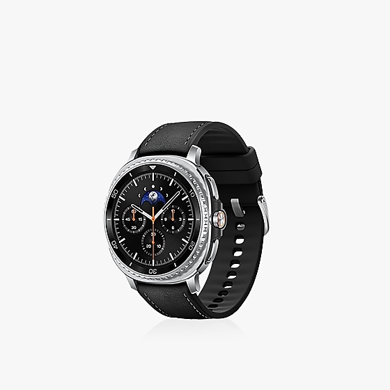 Galaxy Watch8 Classic’e takılı ve kapalı bir halka oluşturacak şekilde bükülmüş Siyah Hibrit Kordon. Saat kadranı hafifçe sola çevrilmiş şekilde durduğundan hem saat kadranı hem de Hibrit Kordon görülebiliyor.