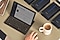 Ekranında Knox Configure GUI ekranı görünen bir Galaxy Tab S5e ile çalışan bir kişinin göründüğü masaüstü sahnesi. Tab S5e’nin arkasında yapılandırılmaya hazır bir dizi Galaxy Note10+ kutusu görünmektedir.