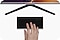 Ekranında Samsung DeX bulunan bir Samsung televizyon, televizyonun önünde manzara modunda dururken bir kişi tarafından dokunmatik yüzey olarak kullanılan bir Galaxy Note20 Ultra’ya kablosuz olarak bağlanmış durumda.