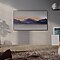 Bir QLED TV oturma odasının duvarında asılı durmaktadır. Ekrandaki görüntü, sıcaklık, konum ve tarih bilgisinden, bir dağ görüntüsüne, çocuk fotoğraflarına, Ambiyans Modunda görüntülenen bir su görüntüsüne ve ardından da bir kadınla bir köpeğin fotoğrafına geçiş yapar.