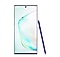 Sağ tarafına dayanmış mavi S Pen ile Samsung Galaxy Note10’un parlak auralı önden görünümü
