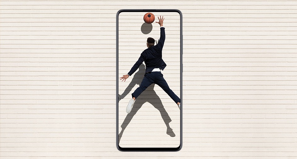 Basket topu parmaklardan ekranın kamera deliğine giderken, ince bir espri vurgulanır.
