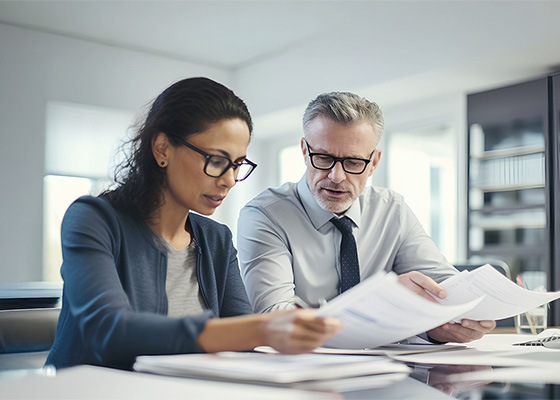 Teklif Programı açılış sayfası için bir kadının etrafındaki üç kişiye bir şeyler anlattığı bir afiş görseli.