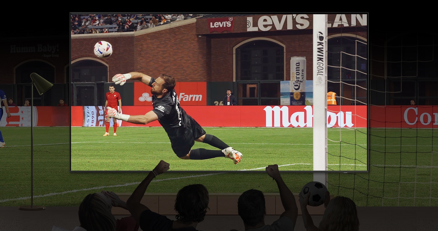 Samsung Süper Büyük TV’de futbol maçı izleyen spor taraftarları.