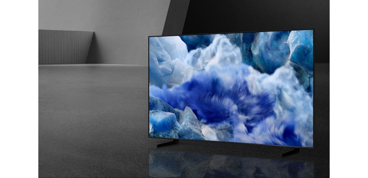 Samsung QLED TV ve ekranda görünen mavi soyut resim