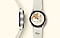 從上方和側邊呈現月岩白的 Galaxy Watch4 Maison Kitsuné 特別版特寫鏡頭。以俯視圖展現帶有狐狸臉特寫圖和白色 Maison Kitsuné 手寫標誌的錶面。亦呈現帶有狐狸造型的剪影特寫圖。以側視圖展現採用磨砂表面處理和 Maison Kitsuné 雕刻標誌的錶身。
