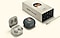 Galaxy  Buds2   Maison Kitsuné 特別版與配件均放置於包裝盒內。包裝盒為淺米色,帶有狐狸臉圖案,上方綴有幾顆小星星。月岩白充電盒與同色系充電線均帶有灰色小狐狸圖案。星塵灰皮革保護殼上方飾有狐狸臉圖案。