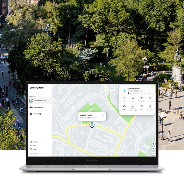 背景中顯示了公園的景色。在前景中,筆電螢幕正顯示遺失的 Galaxy S22 Ultra 位置。在螢幕右上角,有可以遠端控制裝置的功能圖示。左側為在「尋找我的手機」上註冊的 Galaxy 裝置清單。