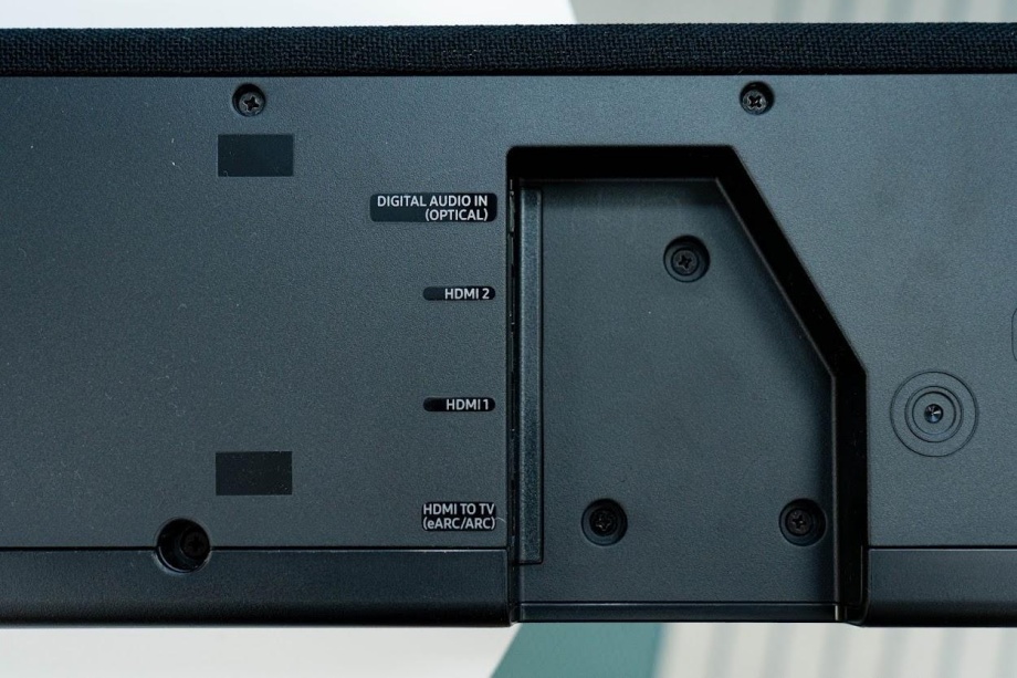 往下翻可以看到 Q950A 的接孔規格,光纖輸入與兩組 HDMI 輸入,並且支援 eARC HDMI 輸出。