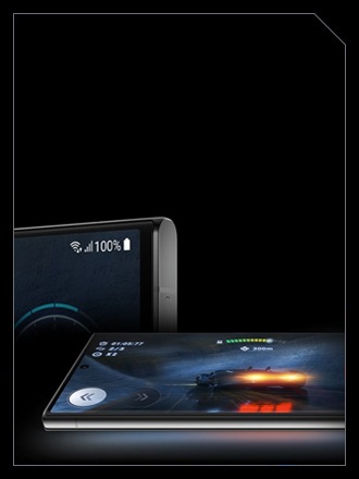 畫面中有兩台Galaxy S23 Ultra。左邊畫面顯示Galaxy S23 Ultra右上角的電池滿格的圖案。右下角Galaxy S23 Ultra的螢幕上為賽車遊戲的畫面。