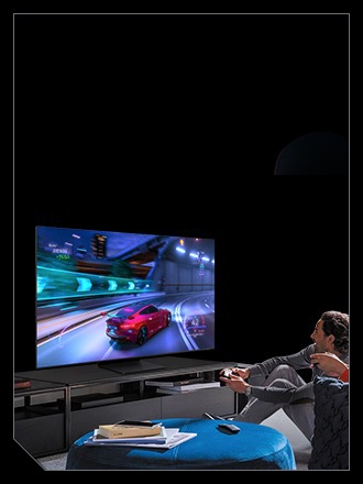 兩個人通過三星電視/智慧顯示器玩賽車遊戲,使用控制器。