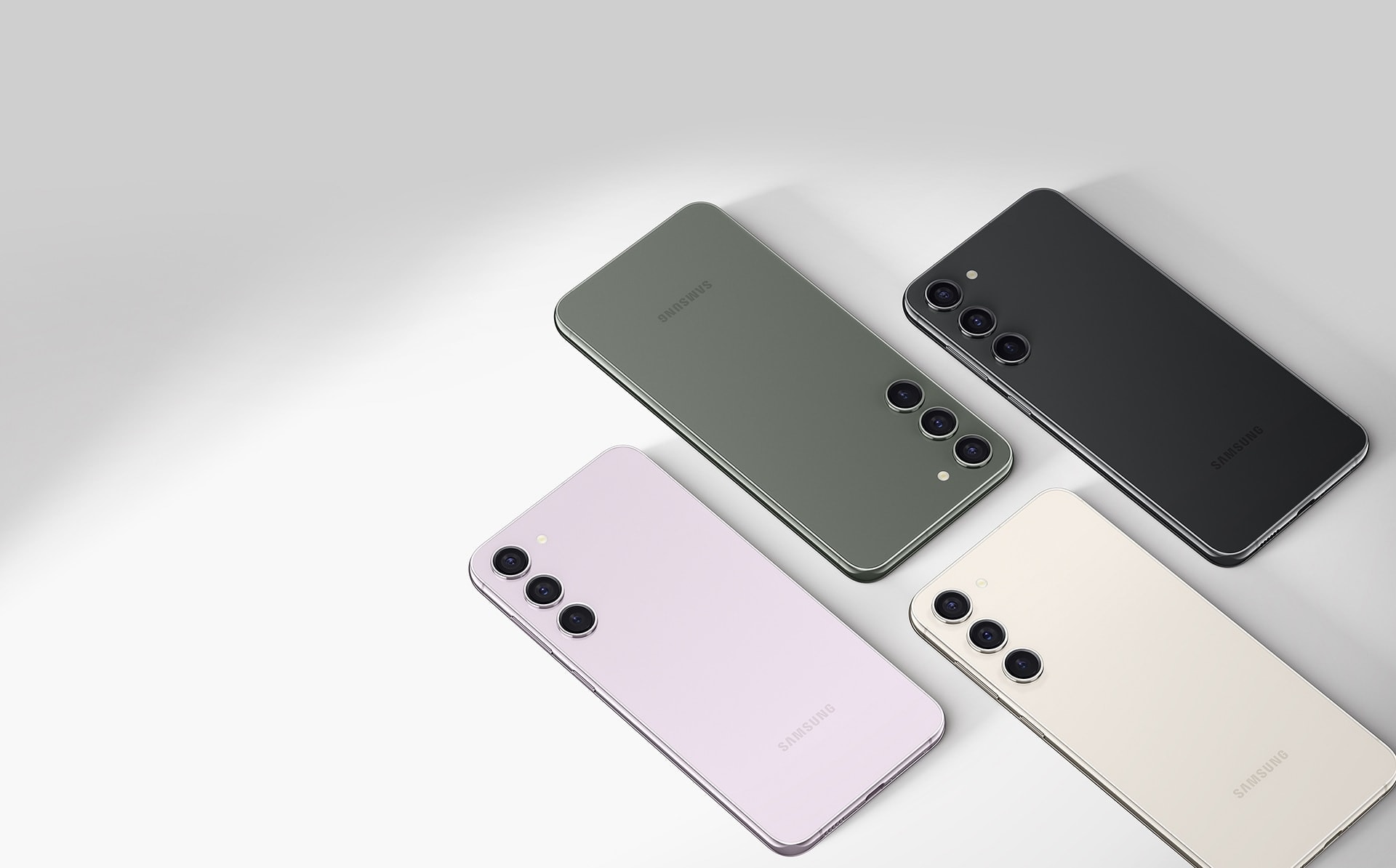四部 Galaxy S23+ 手機平放。每部手機顏色都不同：夜櫻紫、墨竹綠、曇花白及深林黑。