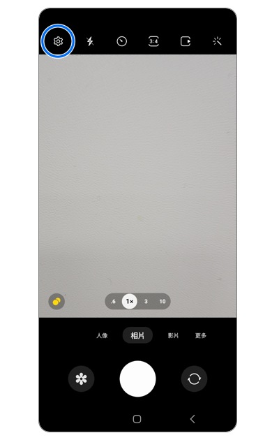 1. 開啟「相機」後,點選左上角「設定」。