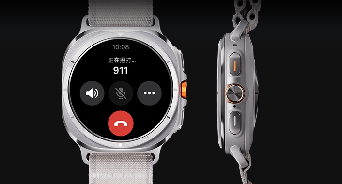 Galaxy Watch Ultra 具有緊急求救呼叫畫面,顯示「呼叫...911」的文字。旁邊是手錶的側面,顯示包括首頁鍵在內共三個按鍵。