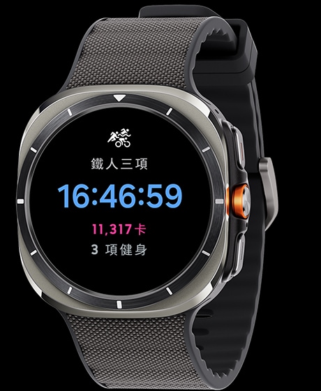Galaxy Watch Ultra 顯示鐵人三項的運動結果畫面,其中顯示了持續時間、消耗熱量和設定的運動次數。