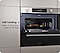 Духова шафа Dual Cook Flex розміщена між кольоровими металевими шафами. Дверцята відчиняються, демонструючи велику курку та овочі на великому підносі, що свідчить про можливість приготування великої порції. Потім відкривається лише верхній відсік, демонструючи іншу страву, що свідчить про гнучкість у приготуванні, а також про економію 25,3% енергії та 22,7% часу завдяки функції часткового завантаження.
