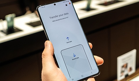 Зображення смартфона Galaxy S9+ великим планом з вікном додатка Smart Switch