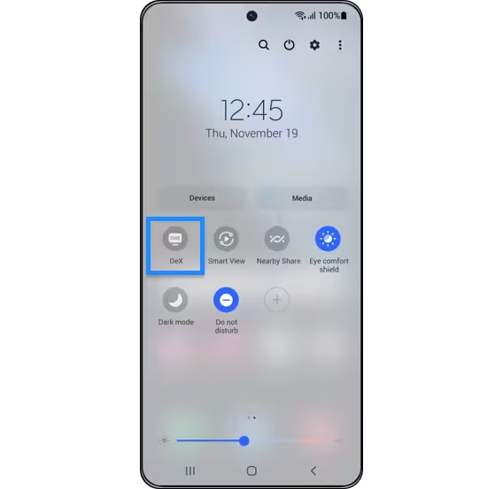<b>Pasul 2.</b> După cum arată ghidul de pe ecran, trage în jos bara de notificări de pe telefon și atinge butonul <b>DeX.</b>