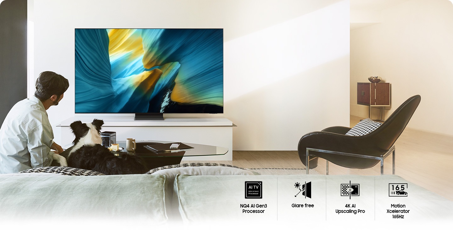 Екран Samsung OLED плавно зливається з фоном сучасної вітальні. Іконки, що вказують на найкращі характеристики, а саме процесор NQ4 AI Gen3, технологія Glare Free, AI масштабування 4К Pro та покращена плавність рухів із Motion Xcelerator 165 Гц.