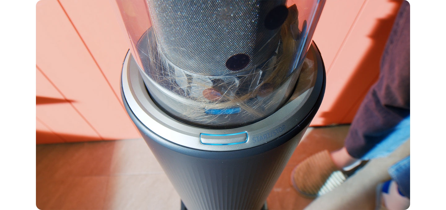 A Bespoke Jet™ AI with a full dustbin is placed on the All-in-one Clean Station. The spinning cyclone sucks in all the dust and hair, emptying the Clean Station in an instant. The Clean Station then closes.