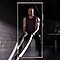 A man in exercise clothing working out with ropes, framed by the outline of a Note20.