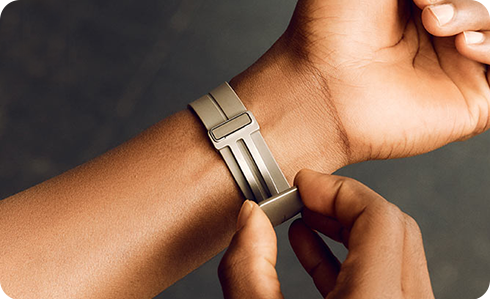 Человек, закрывающий ремешок Samsung Galaxy Watch D-Buckle Sport.