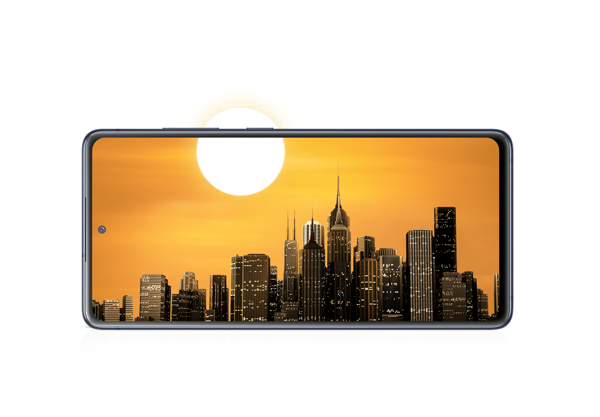 Galaxy S20 FE gorizontal holatda turibdi, displey shahar osmonidagi quyosh botishi rasmini aks etmoqda. Quyoshning yuqori qismi gorizontal holatdagi Galaxy S20 FE ekranining hoshiyasidan biroz tashqariga chiqib turibdi.