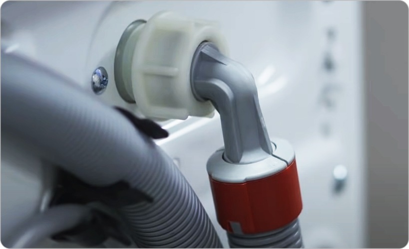 Mashinaning orqa ko'rinishi, drenaj shlangi