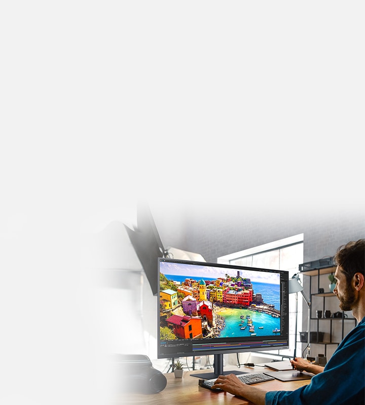 Dizajner radi u Photoshop-u na Samsung UHD monitoru