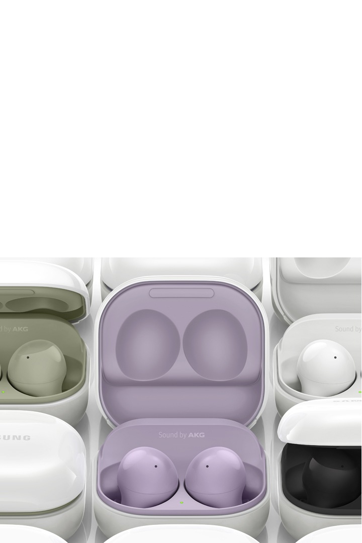 Nhiều ốp lưng Galaxy Buds2 được đặt cạnh nhau, phủ kín tấm hình. Một số chiếc được mở ra, mỗi chiếc cho thấy những màu sắc ốp lưng bên trong khác nhau, từ xanh ô liu, oải hương, trắng, đến đen. 