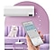 Một bàn tay đang cầm một chiếc điện thoại đang mở ứng dụng SmartThings trên màn hình. Ứng dụng liên kết với Điều hòa WindFree phía sau, thể hiện khả năng điều khiển từ xa.
