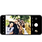 Một màn hình camera cho thấy mọi người chụp ảnh tự sướng cùng nhau ở chế độ selfie rộng với các tính năng điều khiển Galaxy của Bixby .