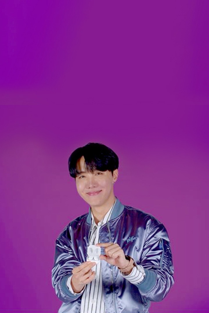 7 thành viên của ban nhạc K-pop BTS đang mở Galaxy Buds Live như thể họ đang mở hộp trang sức