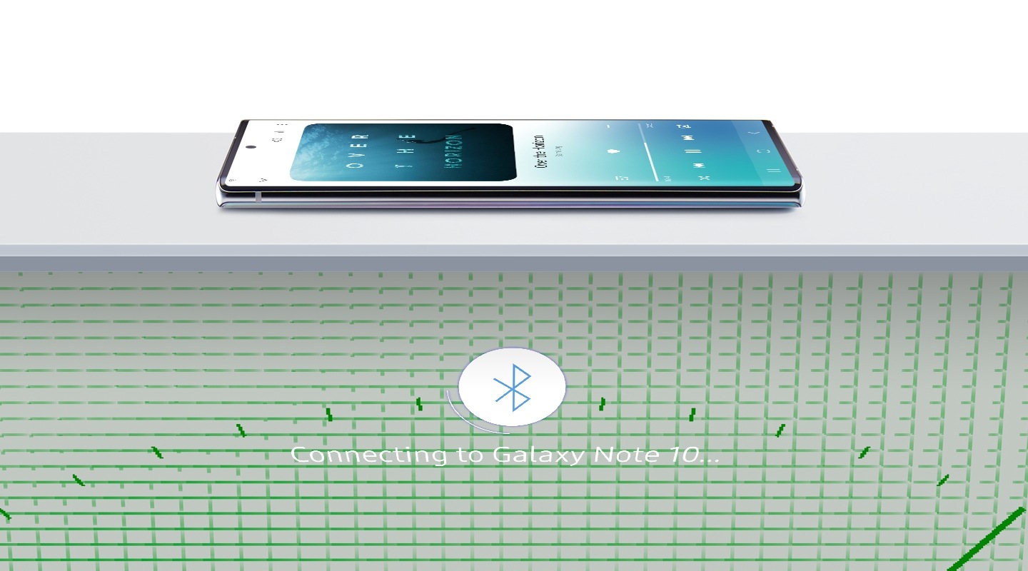 Một điện thoại di động đang đặt để sử dụng NFC trên đầu chữ "N" ở đầu The Serif và The Serif hiển thị trên màn hình với nhạc được bật.