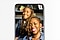 Hình chụp selfie tại nhà của mẹ và con gái trên màn hình của điện thoại Galaxy S20, hai người mặc áo khoác jeans tương tự nhau.