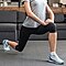 Một người phụ nữ thực hiện động tác Lunge tại nhà.