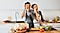 Một cặp đôi trẻ đang cầm những lát ớt chuông xắt mỏng trước mắt và cười đùa cùng nhau khi nấu ăn trong bếp.