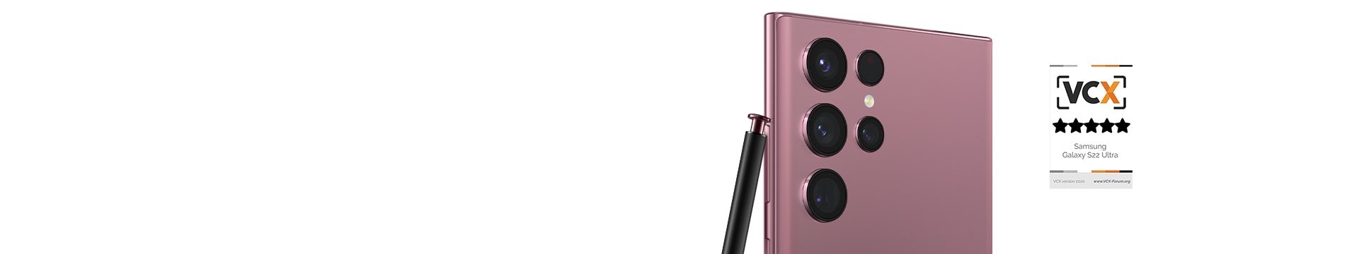 Phần trên mặt sau của Galaxy S22 Ultra màu Đỏ Burgundy với bút S Pen tựa vào.