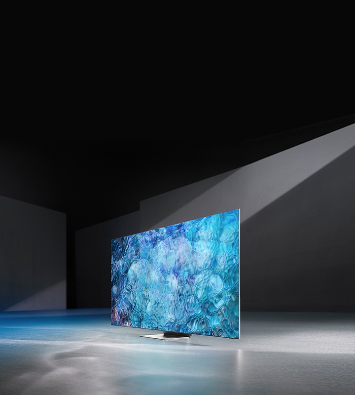 Samsung Neo QLED TV trong phòng tối với tường đen. Ưu đãi TV giá đặc quyền tại Samsung Việt Nam!