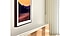 Bên trong một phòng khách được chiếu sáng rực rỡ, TV The Frame được nhìn thấy cận cảnh và được treo bằng cách sử dụng tùy chọn giá treo tường. Có một hình ảnh ngọn núi lúc hoàng hôn trên màn hình.