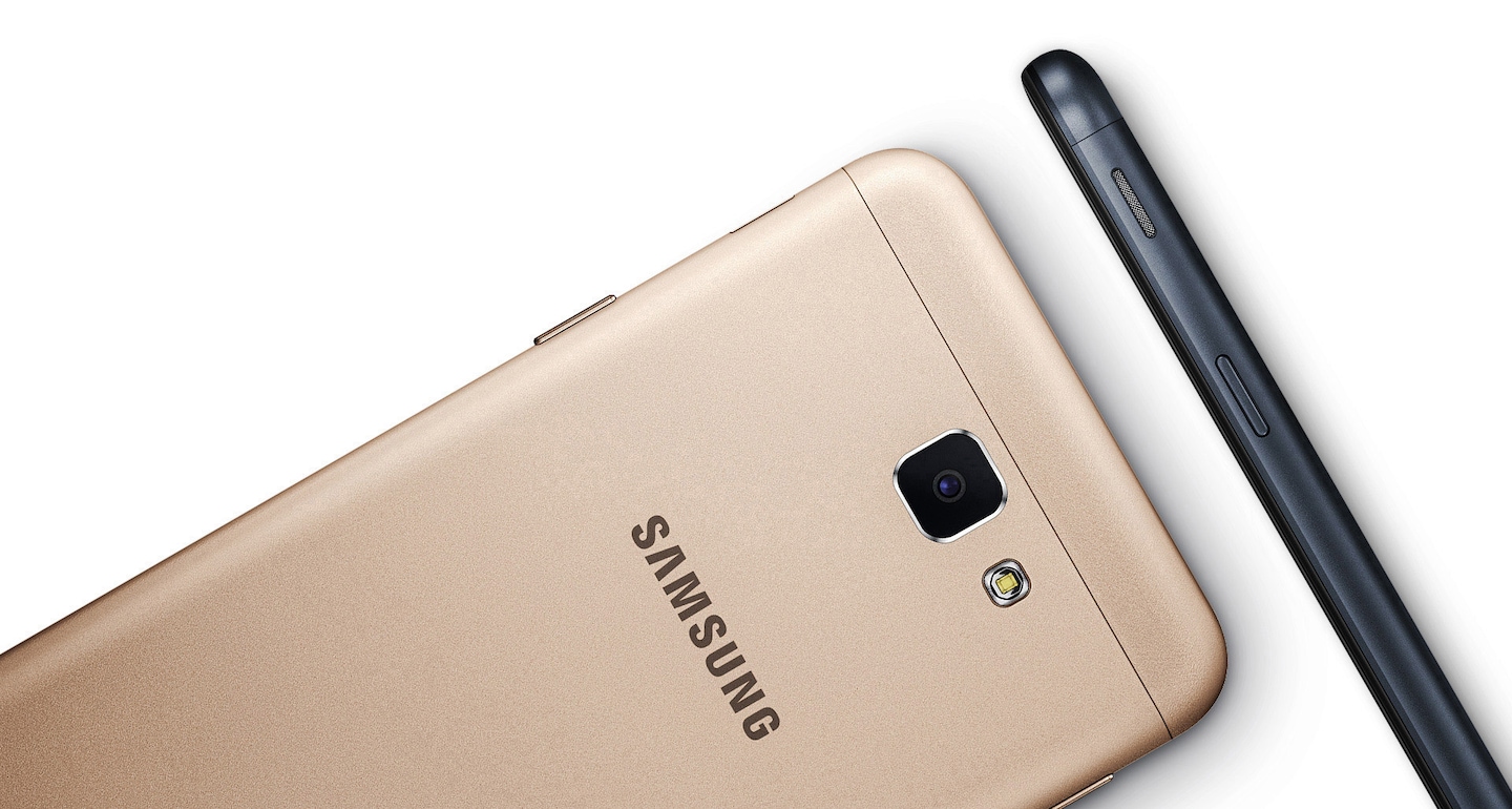 Smartphone Samsung Galaxy J5 Prime traseira dourada enfatizando a câmera fina com design sofisticado