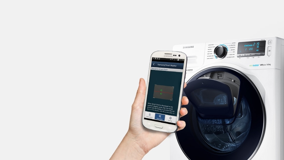 Illustrazione di un utente che diagnostica il guasto della lavatrice Samsung WW7500 utilizzando il suo smartphone.